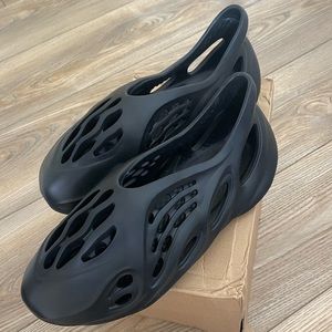 Black foam runner shoe